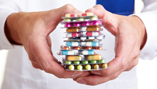 Illustration for article titled Why Some Pills Are Little White Discs and Others Are Big Red Torpedoes